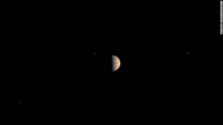 160704160710-juno-near-jupiter-070416-exlarge-169